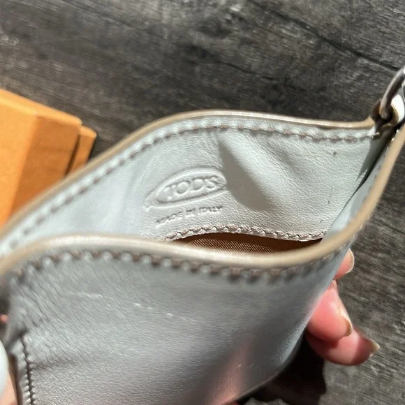 Auth. Tod’s White Leather Phone/Cards Case - Picture 7 of 16